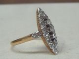 une image d'une bague en diamant sur une surface blanche
