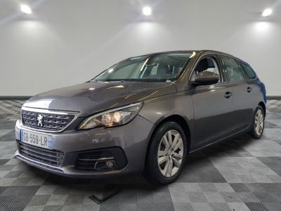 la voiture grise est garée dans le garage sur un sol en damier
