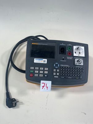une image représentant une calculatrice posée sur une table blanche