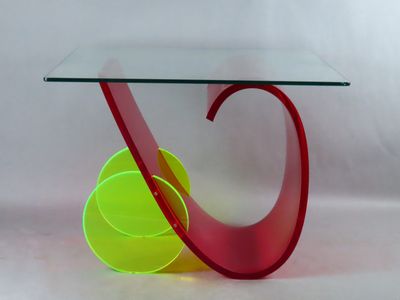 une table en verre sur laquelle se trouve une balle de tennis