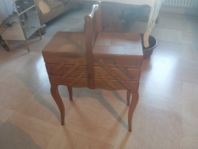 une table en bois avec deux tiroirs dans un salon