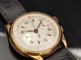 gros plan d'une montre sur une surface noire