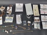 beaucoup de bijoux sur la table