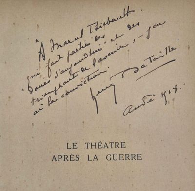 une vieille photo en noir et blanc d'un livre sur lequel on voit des inscriptions