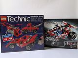 deux sets lego technic sont posés l'un à côté de l'autre sur une surface blanche