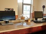 un bureau sur lequel se trouvent deux ordinateurs et une imprimante