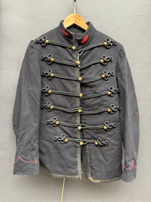 une photo d'une veste militaire suspendue à un cintre