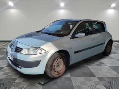 la photo d'une petite voiture bleue dans une pièce