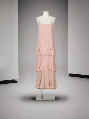 une image d'une robe sur un mannequin
