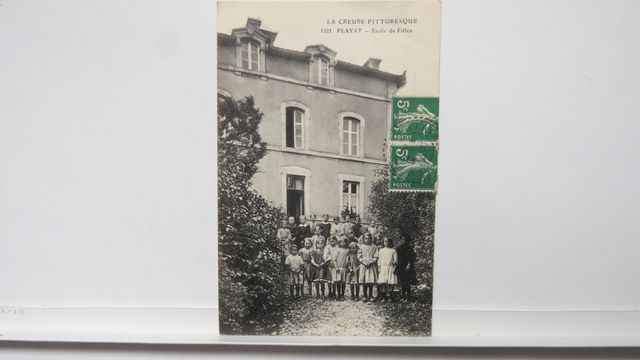Flayat École de Filles (PM 1321). Petit défaut, surtout visible :...