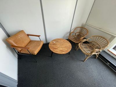 deux chaises et une table dans le coin d'une pièce