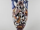 une image représentant un vase orné d'un motif floral