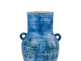 un vase bleu orné d'une image représentant une ville