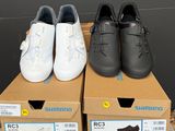 trois paires de chaussures posées sur une boîte