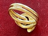 une image représentant une bague en or sur un fond rouge