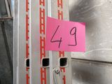 une pancarte rose fixée sur le côté d'une structure métallique