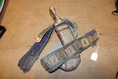 une paire de ciseaux et une bouteille de vin posés sur une chaise