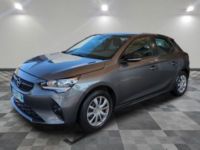 une Toyota Corolla grise garée dans une pièce au sol à carreaux