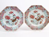 deux assiettes ornées d'oiseaux et de fleurs sur un fond blanc