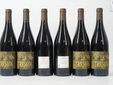 six bouteilles de vin sont alignées sur une table