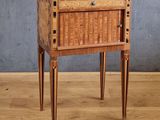 une image d'un petit meuble en bois avec un plateau en marbre