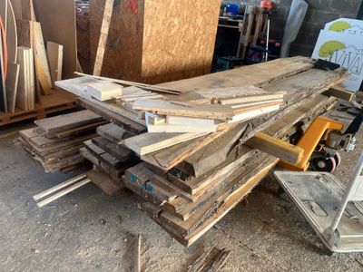 de nombreuses pièces de bois empilées les unes sur les autres