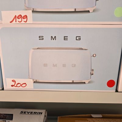 deux grille-pain posés sur une étagère dans un magasin