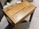 une petite table en bois au milieu d'une cuisine