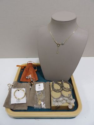 une présentation de bijoux sur un plateau posé sur une table