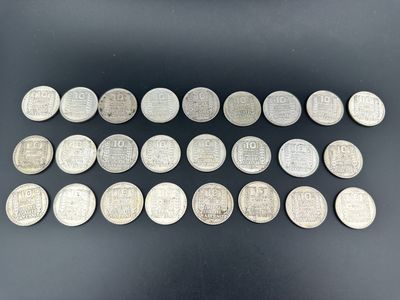 un ensemble de vingt pièces d'argent chinoises posées sur une surface noire