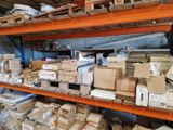 plein de cartons, les uns à côté des autres, sur les étagères de l'entrepôt