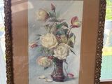 une photo d'un tableau représentant des roses dans un vase posé sur une table