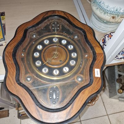 une horloge posée sur une table dans une pièce