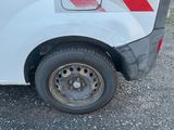 une camionnette blanche avec une bande rouge sur le côté