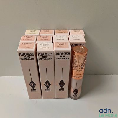 quatre boîtes d'aérographes posées sur une table blanche
