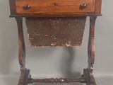 une petite table en bois sur laquelle se trouve un porte-revues