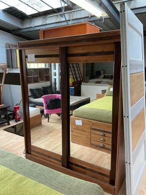 une pièce avec un lit et un miroir