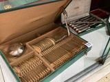 une boîte contenant des couverts, posée sur une table