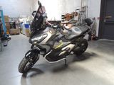 un motocycle garé à l'intérieur d'un bâtiment