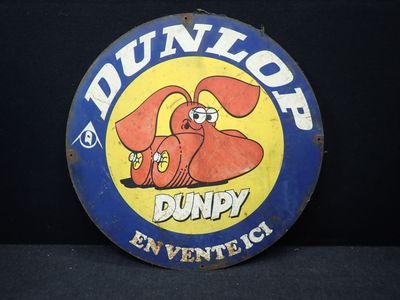 une image représentant un panneau rond sur lequel figure un chien de bande dessinée, vu de profil