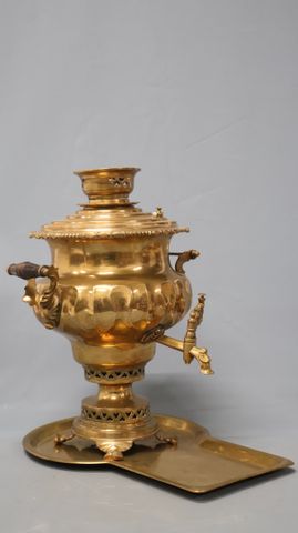 Important samovar en cuivre et son plateau, H : 50