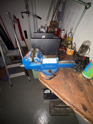une image d'un établi avec des outils dessus