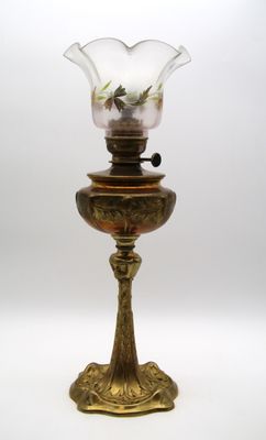 lampe à huile en laiton plaqué, avec un abat-jour en verre, sur fond blanc