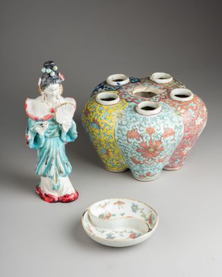 deux vases et un petit bol sont posés les uns à côté des autres