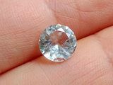 une image représentant une personne tenant un diamant blanc dans la main