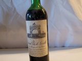 une bouteille de vin posée sur une table