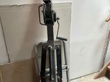 une photo d'un chariot élévateur dans un garage