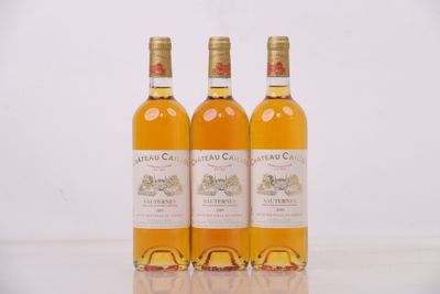 trois bouteilles de vin posées sur une table l'une à côté de l'autre