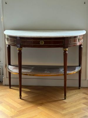 une petite table avec un plateau en marbre posée sur un parquet en bois massif