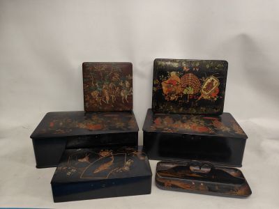 Réunion de quatre boîtes japonaises laquées noires à décor d…